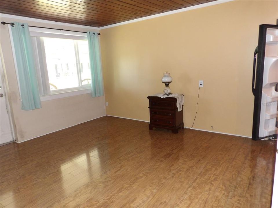 For Sale: $195,000 (3 beds, 1 baths, 816 Square Feet)