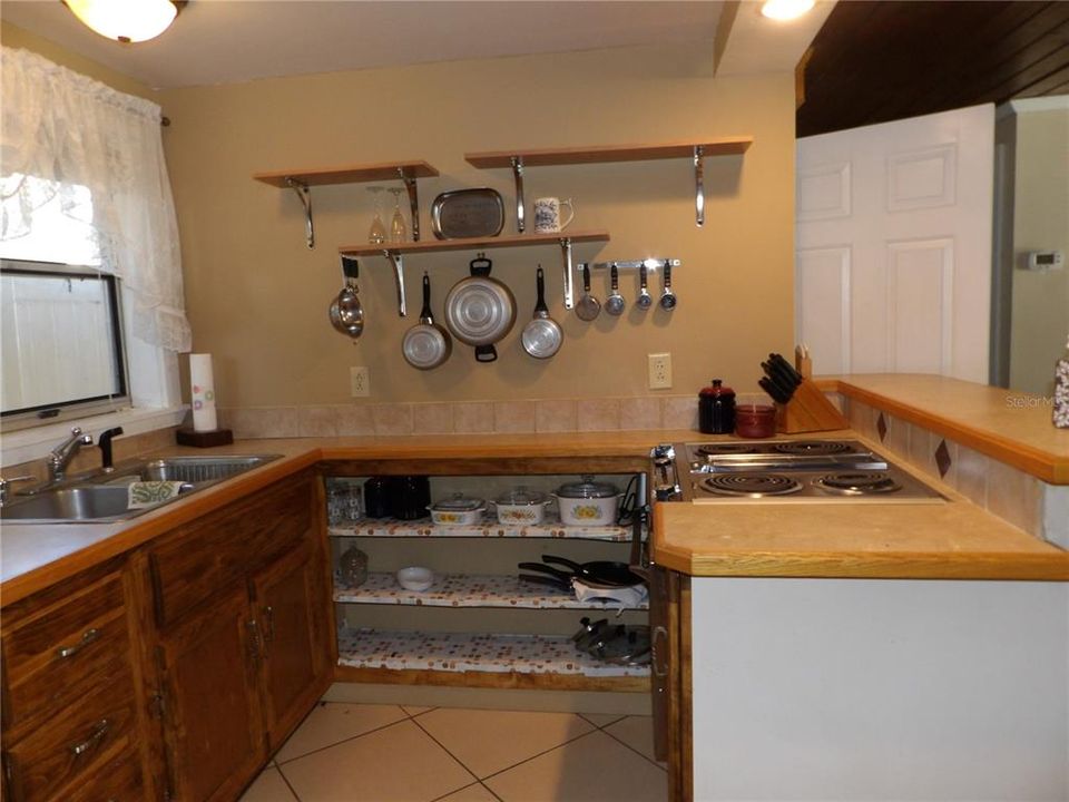 For Sale: $195,000 (3 beds, 1 baths, 816 Square Feet)