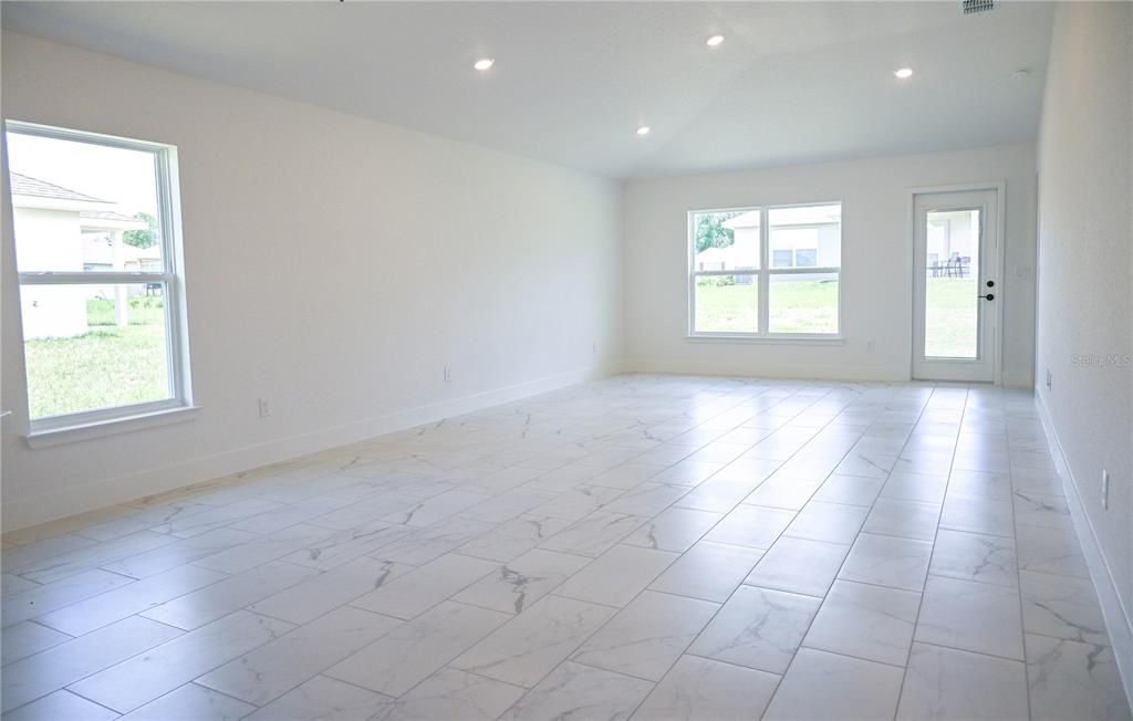 En Venta: $317,850 (4 camas, 2 baños, 2020 Pies cuadrados)