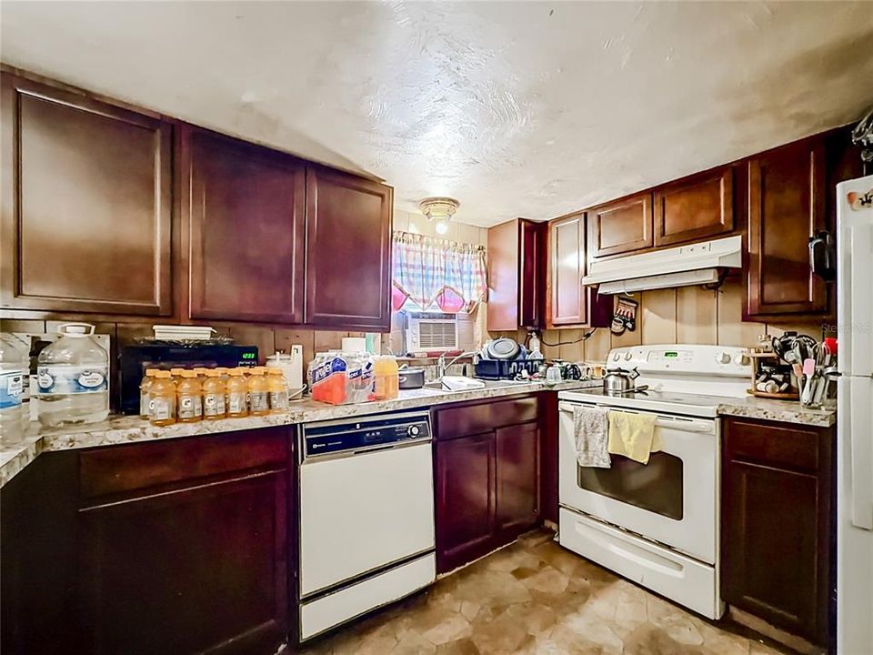 Active With Contract: $99,000 (2 beds, 1 baths, 768 Square Feet)