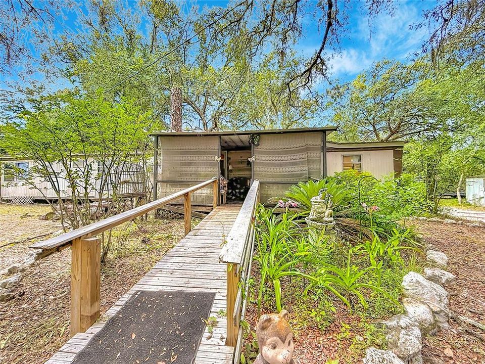 Active With Contract: $99,000 (2 beds, 1 baths, 768 Square Feet)