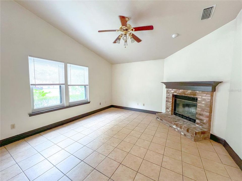 For Rent: $2,050 (3 beds, 2 baths, 1323 Square Feet)