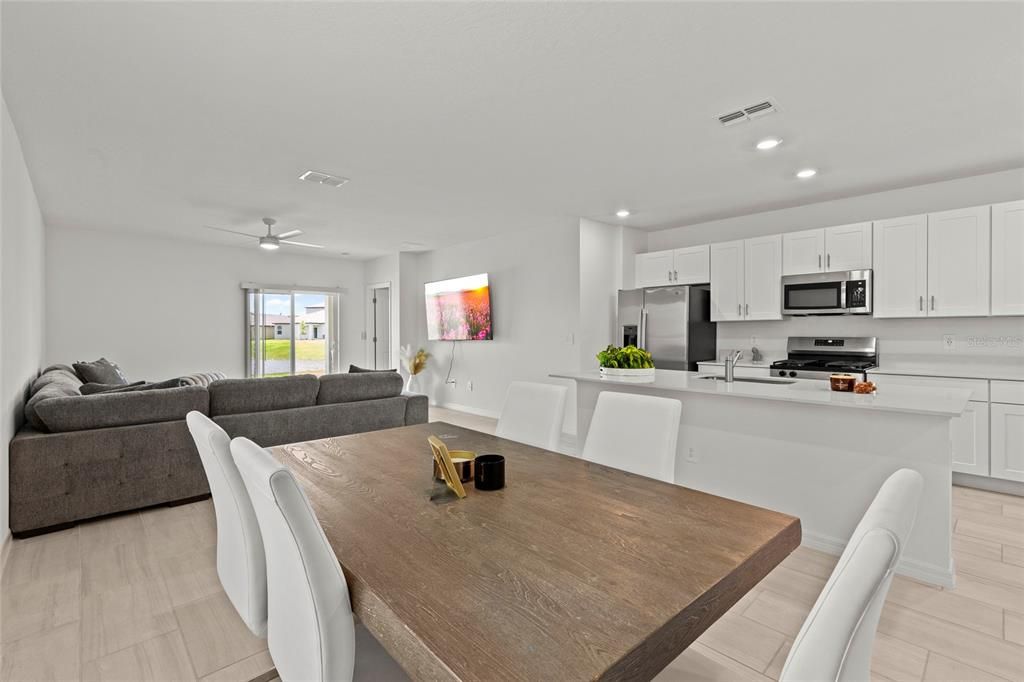 En Venta: $385,000 (5 camas, 2 baños, 2389 Pies cuadrados)