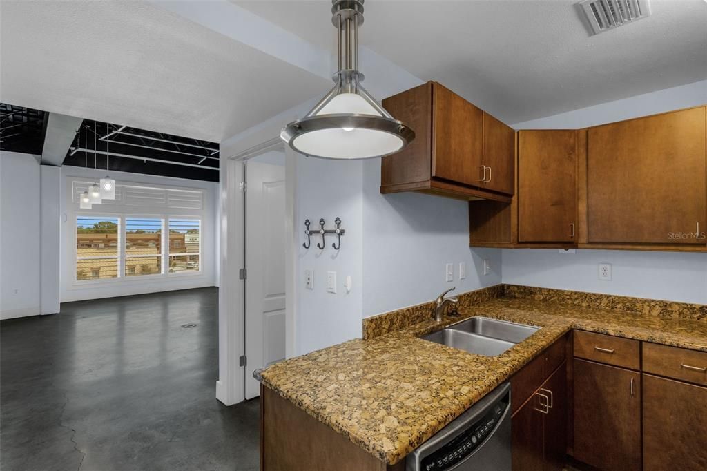 For Sale: $309,900 (1 beds, 1 baths, 860 Square Feet)