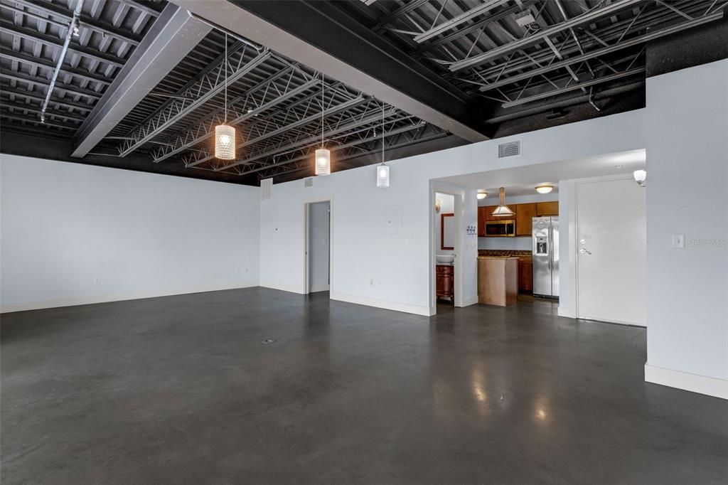 For Sale: $309,900 (1 beds, 1 baths, 860 Square Feet)