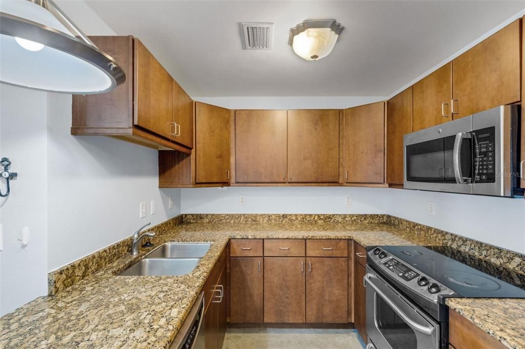 For Sale: $309,900 (1 beds, 1 baths, 860 Square Feet)