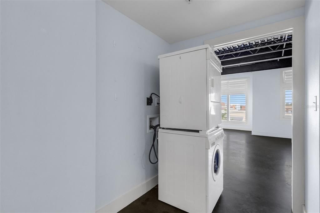 For Sale: $309,900 (1 beds, 1 baths, 860 Square Feet)