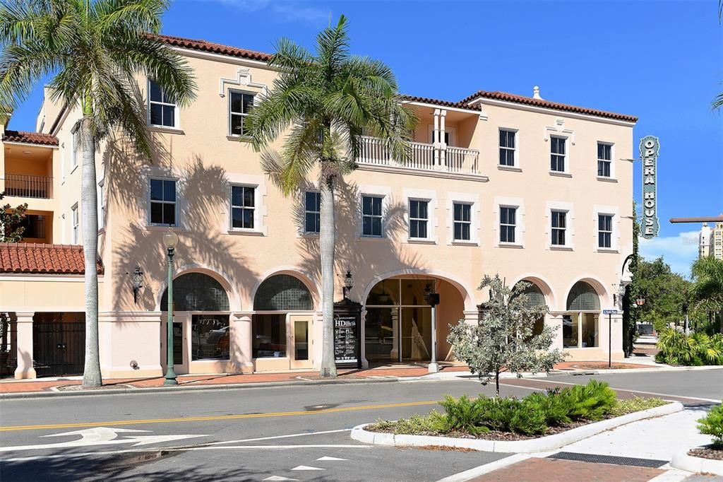 For Rent: $5,250 (2 beds, 2 baths, 1165 Square Feet)