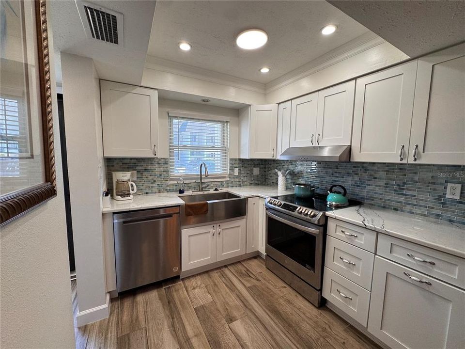 For Rent: $1,800 (2 beds, 2 baths, 951 Square Feet)