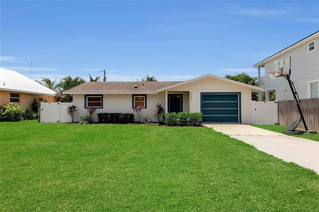 For Sale: $595,000 (3 beds, 2 baths, 1140 Square Feet)