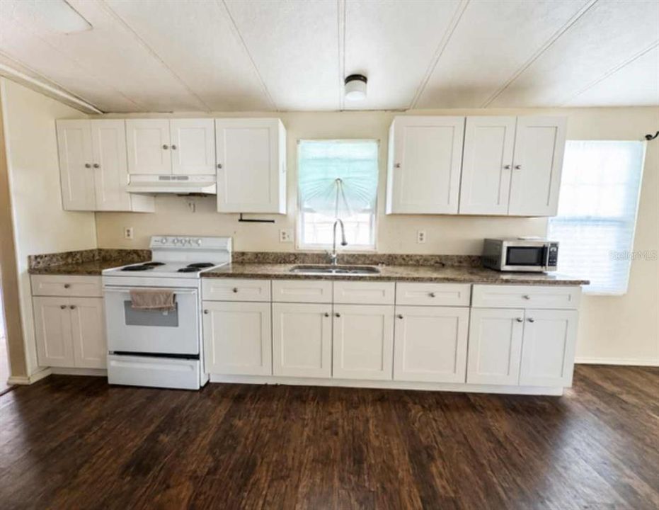 For Sale: $120,000 (2 beds, 2 baths, 1048 Square Feet)