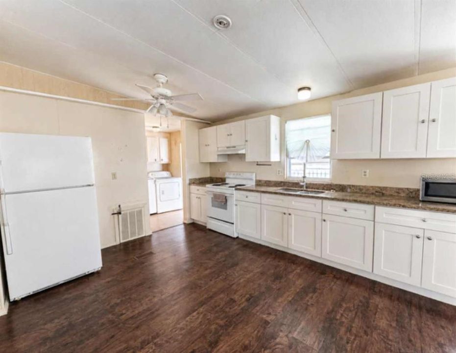 For Sale: $120,000 (2 beds, 2 baths, 1048 Square Feet)