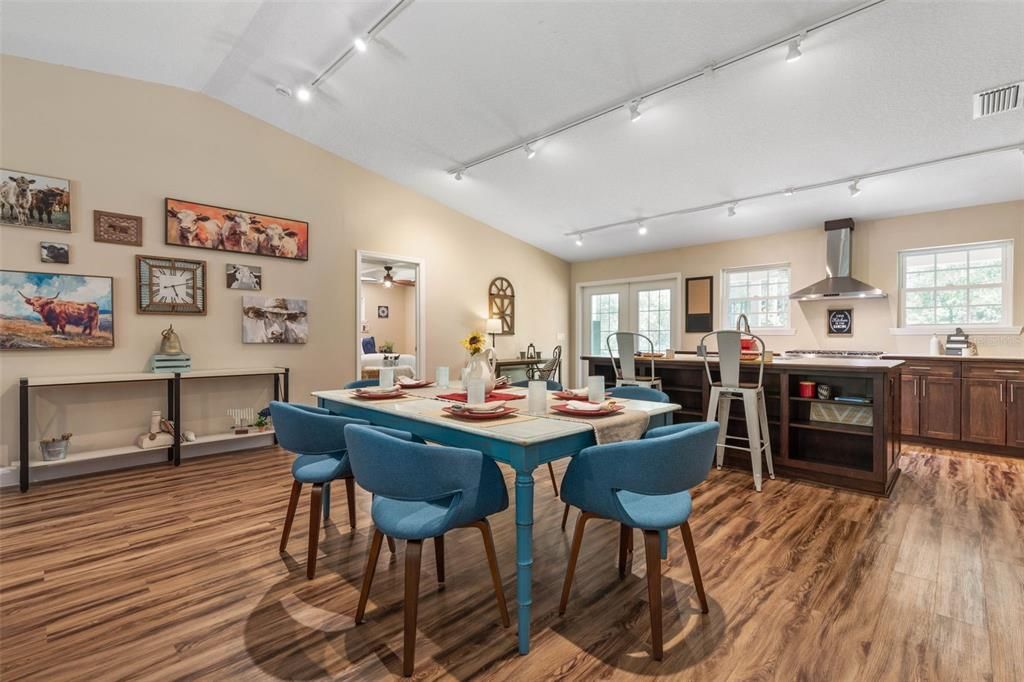 En Venta: $699,900 (4 camas, 3 baños, 2283 Pies cuadrados)