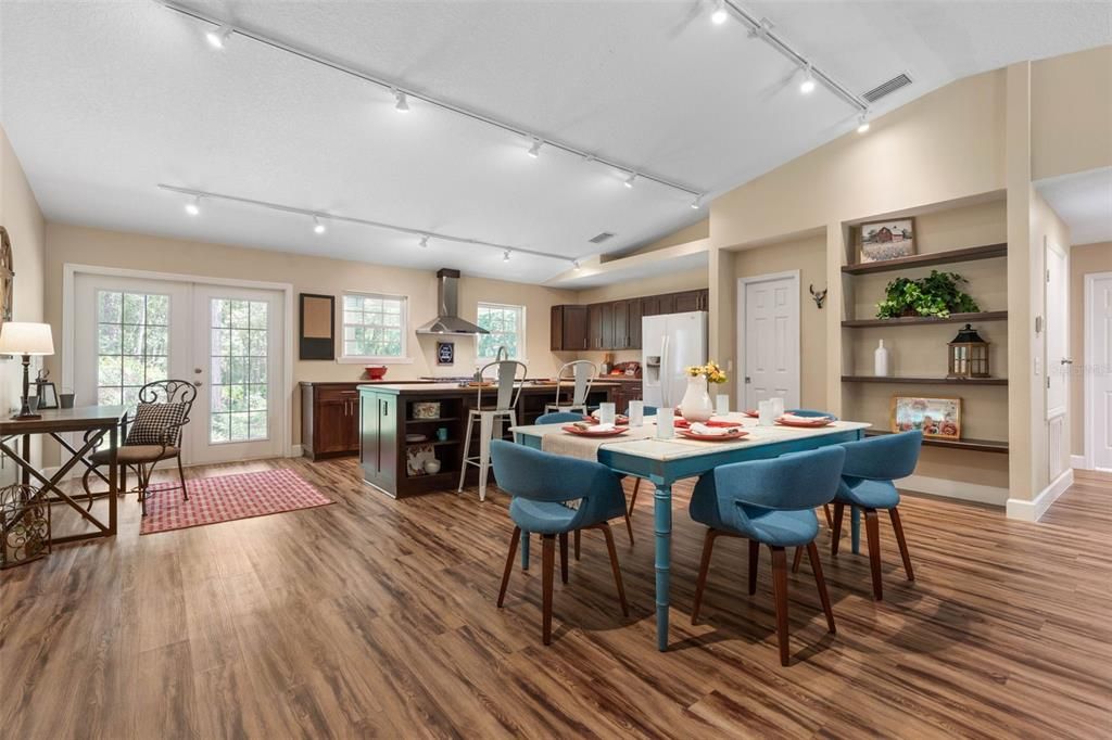 En Venta: $699,900 (4 camas, 3 baños, 2283 Pies cuadrados)