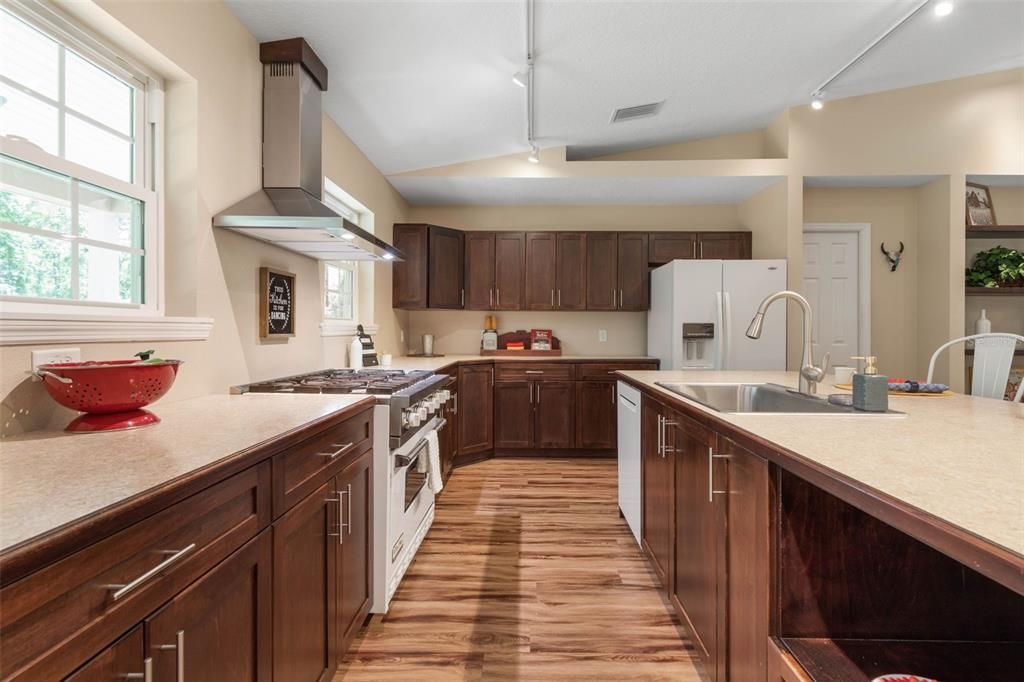 En Venta: $699,900 (4 camas, 3 baños, 2283 Pies cuadrados)