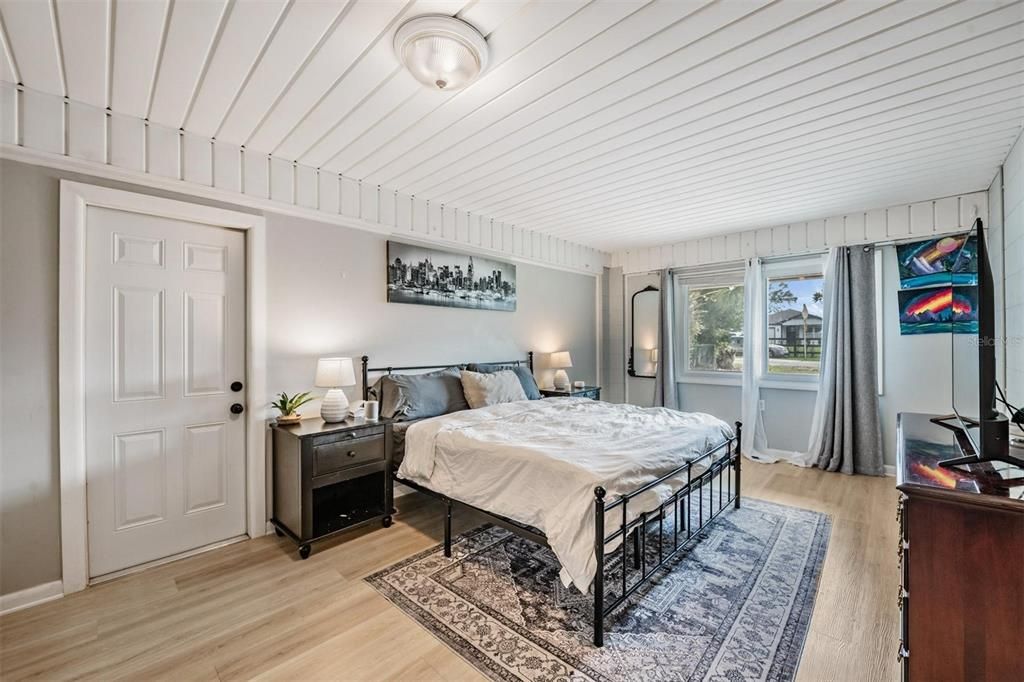 For Sale: $300,000 (3 beds, 2 baths, 1428 Square Feet)