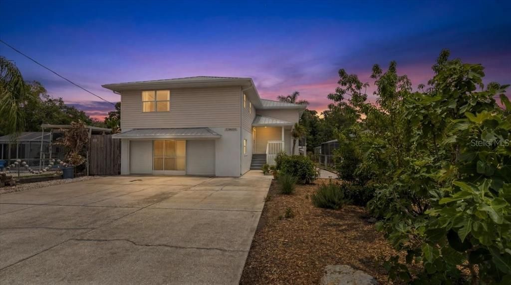 For Sale: $600,000 (2 beds, 3 baths, 1288 Square Feet)