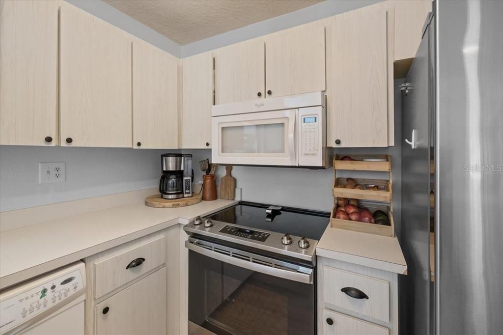 For Sale: $600,000 (2 beds, 3 baths, 1288 Square Feet)