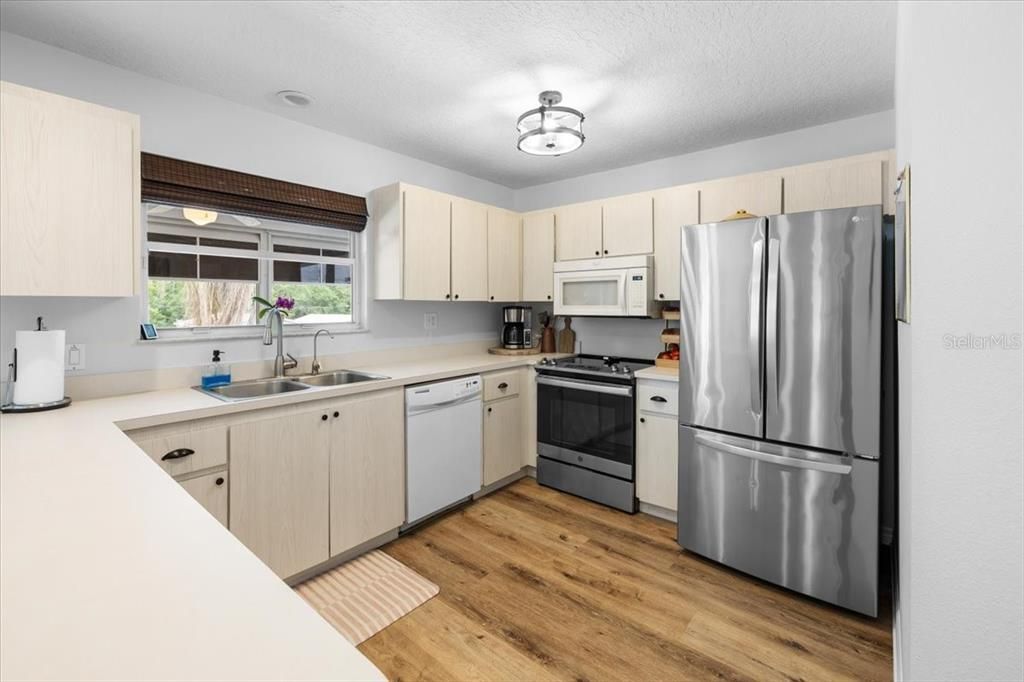 For Sale: $600,000 (2 beds, 3 baths, 1288 Square Feet)