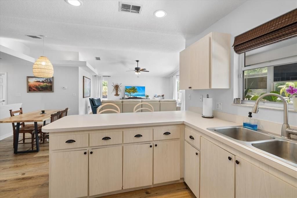 For Sale: $600,000 (2 beds, 3 baths, 1288 Square Feet)