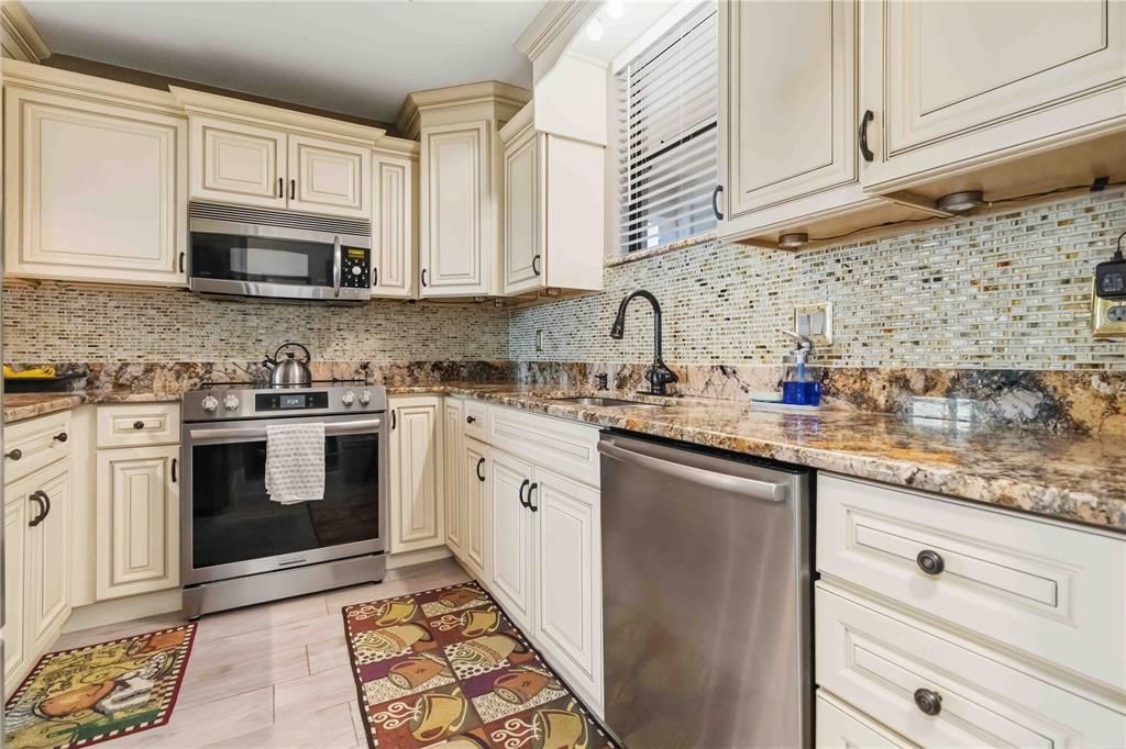 For Sale: $160,000 (2 beds, 2 baths, 1056 Square Feet)