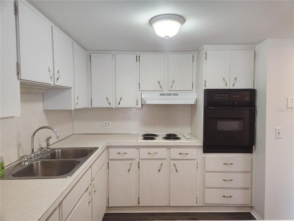 For Rent: $1,200 (1 beds, 1 baths, 825 Square Feet)