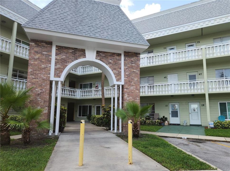 For Rent: $1,200 (1 beds, 1 baths, 825 Square Feet)