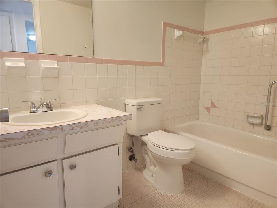 For Rent: $1,200 (1 beds, 1 baths, 825 Square Feet)