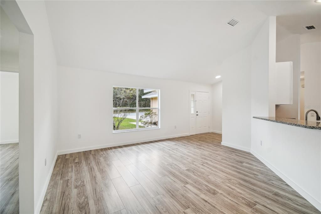En Venta: $365,000 (3 camas, 2 baños, 1376 Pies cuadrados)