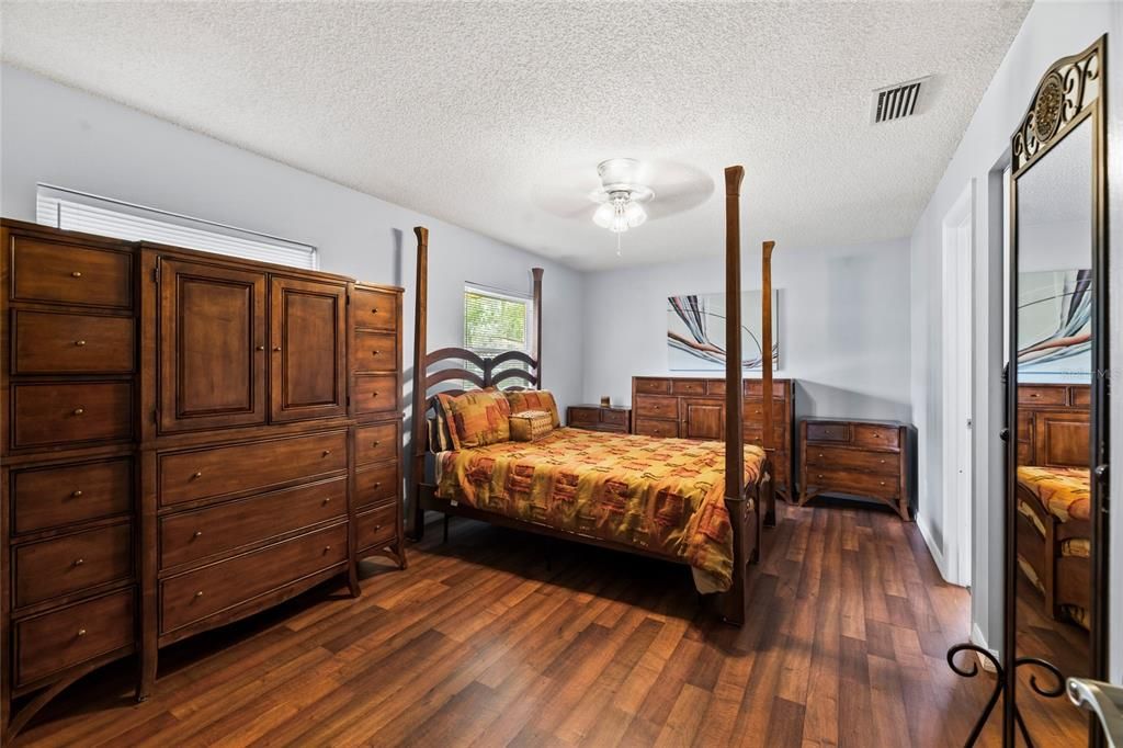 For Sale: $289,900 (3 beds, 2 baths, 1568 Square Feet)