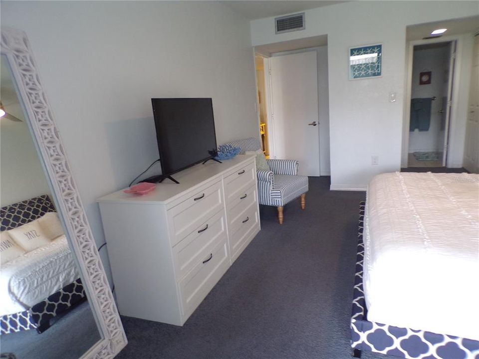 For Rent: $1,800 (2 beds, 2 baths, 1049 Square Feet)