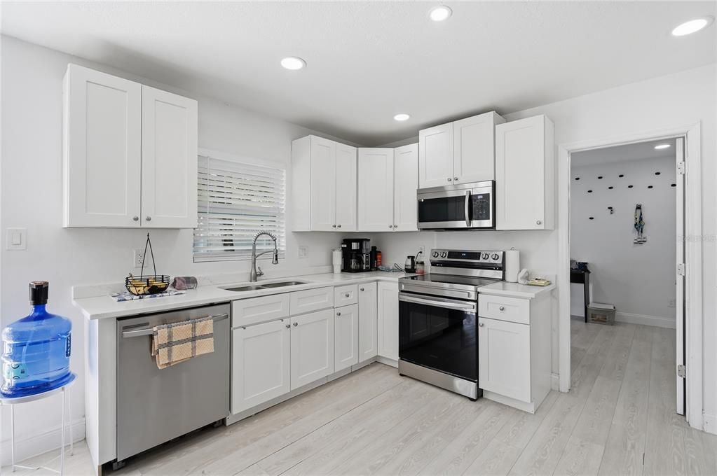 En Venta: $675,000 (4 camas, 2 baños, 2102 Pies cuadrados)