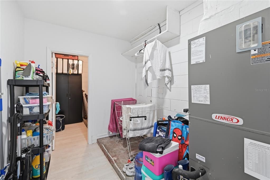 En Venta: $675,000 (4 camas, 2 baños, 2102 Pies cuadrados)