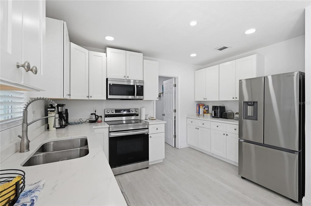 En Venta: $675,000 (4 camas, 2 baños, 2102 Pies cuadrados)