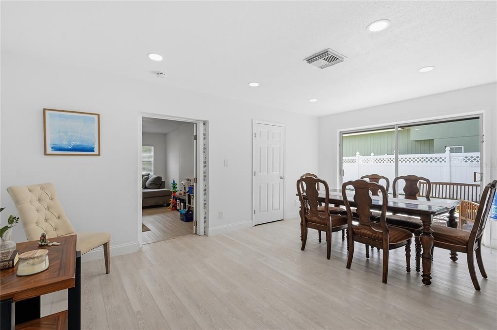 En Venta: $675,000 (4 camas, 2 baños, 2102 Pies cuadrados)