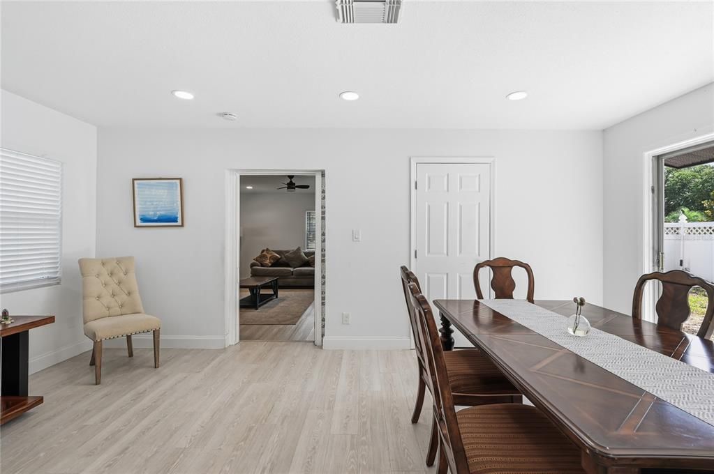 En Venta: $675,000 (4 camas, 2 baños, 2102 Pies cuadrados)