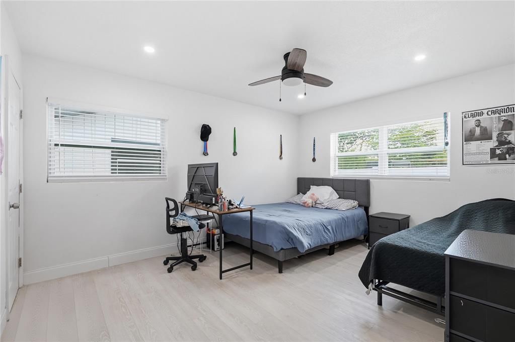 En Venta: $675,000 (4 camas, 2 baños, 2102 Pies cuadrados)
