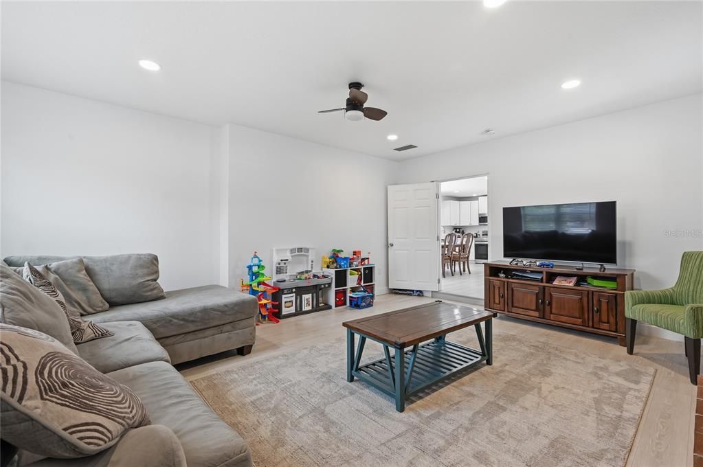 En Venta: $675,000 (4 camas, 2 baños, 2102 Pies cuadrados)