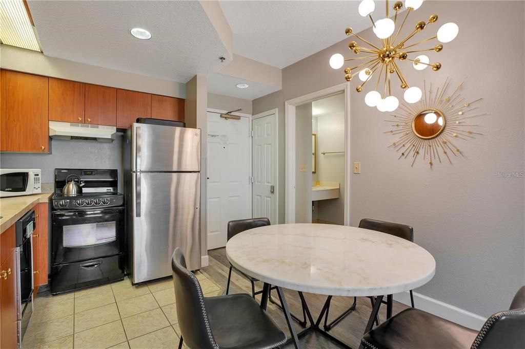 For Sale: $235,000 (2 beds, 2 baths, 795 Square Feet)