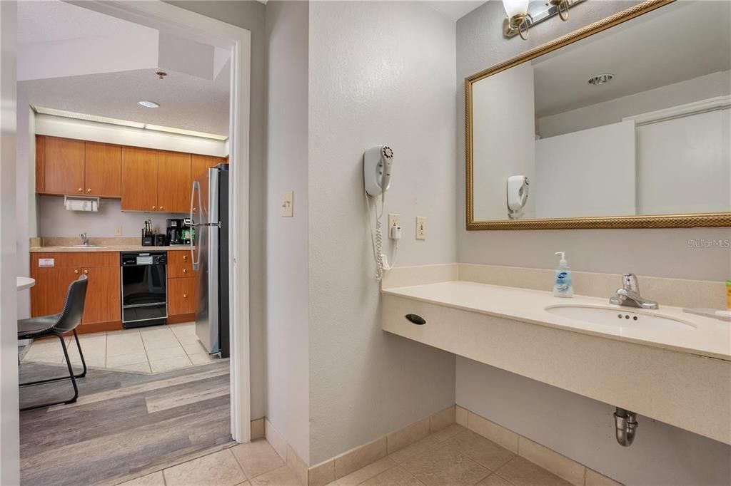 For Sale: $235,000 (2 beds, 2 baths, 795 Square Feet)
