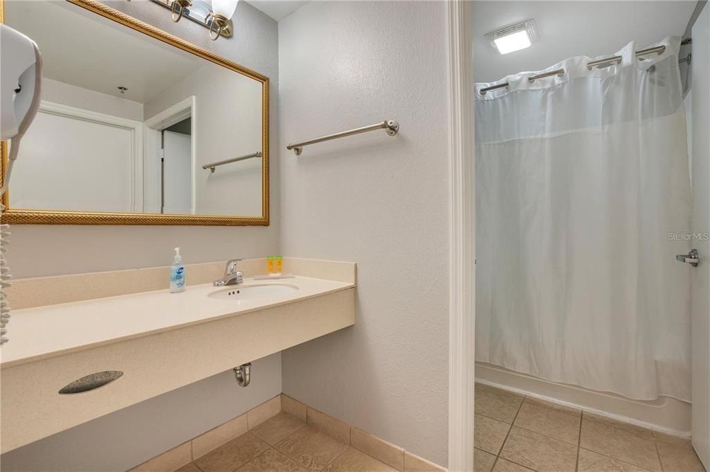 For Sale: $235,000 (2 beds, 2 baths, 795 Square Feet)