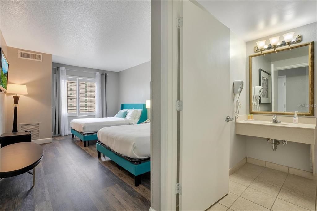 For Sale: $235,000 (2 beds, 2 baths, 795 Square Feet)