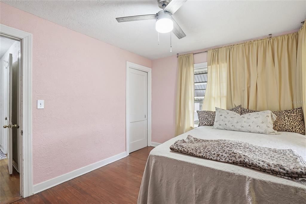 For Sale: $230,000 (2 beds, 1 baths, 910 Square Feet)