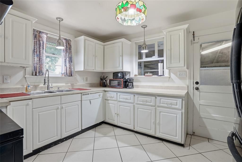 For Sale: $230,000 (2 beds, 1 baths, 910 Square Feet)