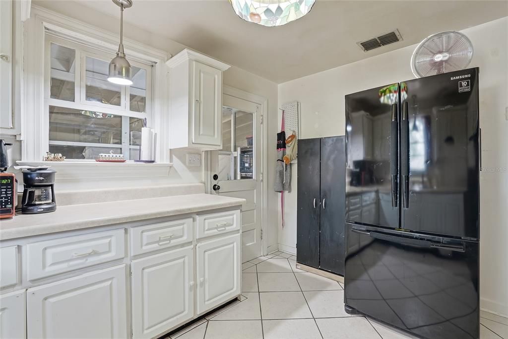 For Sale: $230,000 (2 beds, 1 baths, 910 Square Feet)