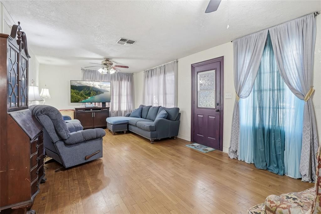 For Sale: $230,000 (2 beds, 1 baths, 910 Square Feet)