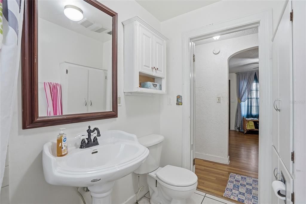 For Sale: $230,000 (2 beds, 1 baths, 910 Square Feet)