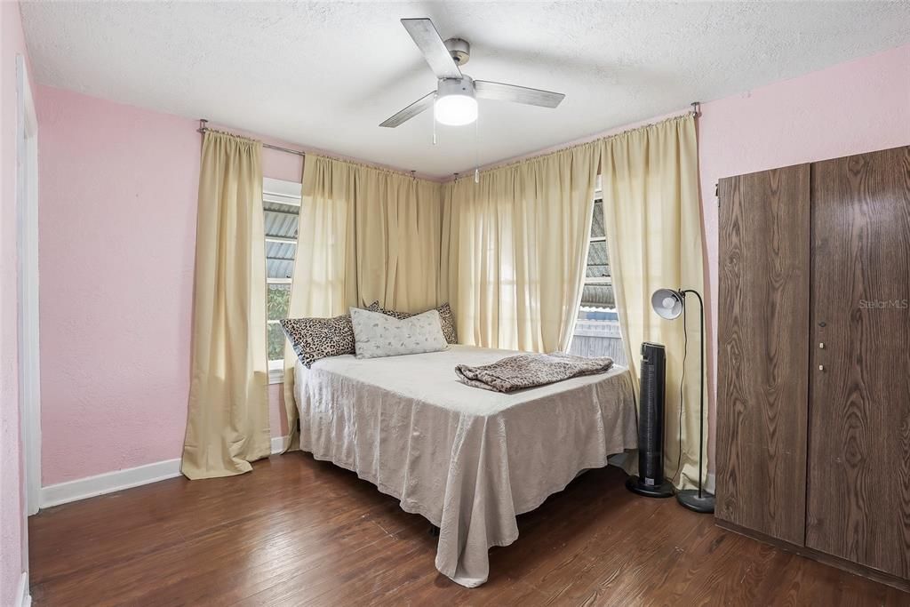 For Sale: $230,000 (2 beds, 1 baths, 910 Square Feet)