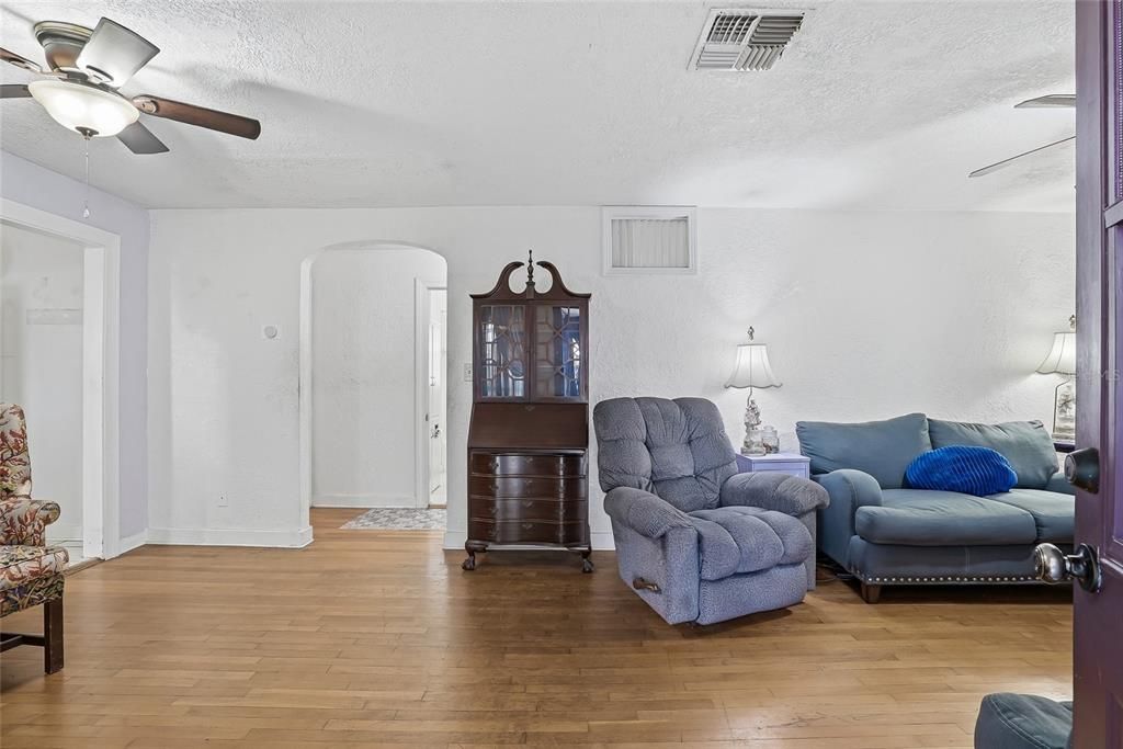 For Sale: $230,000 (2 beds, 1 baths, 910 Square Feet)