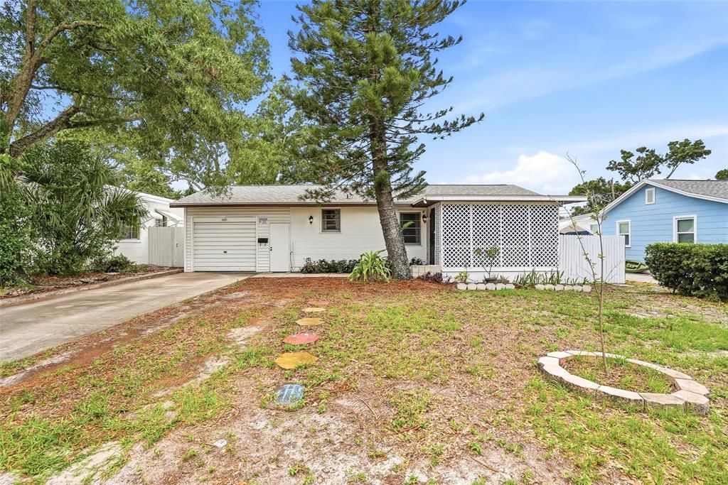 For Sale: $230,000 (2 beds, 1 baths, 910 Square Feet)